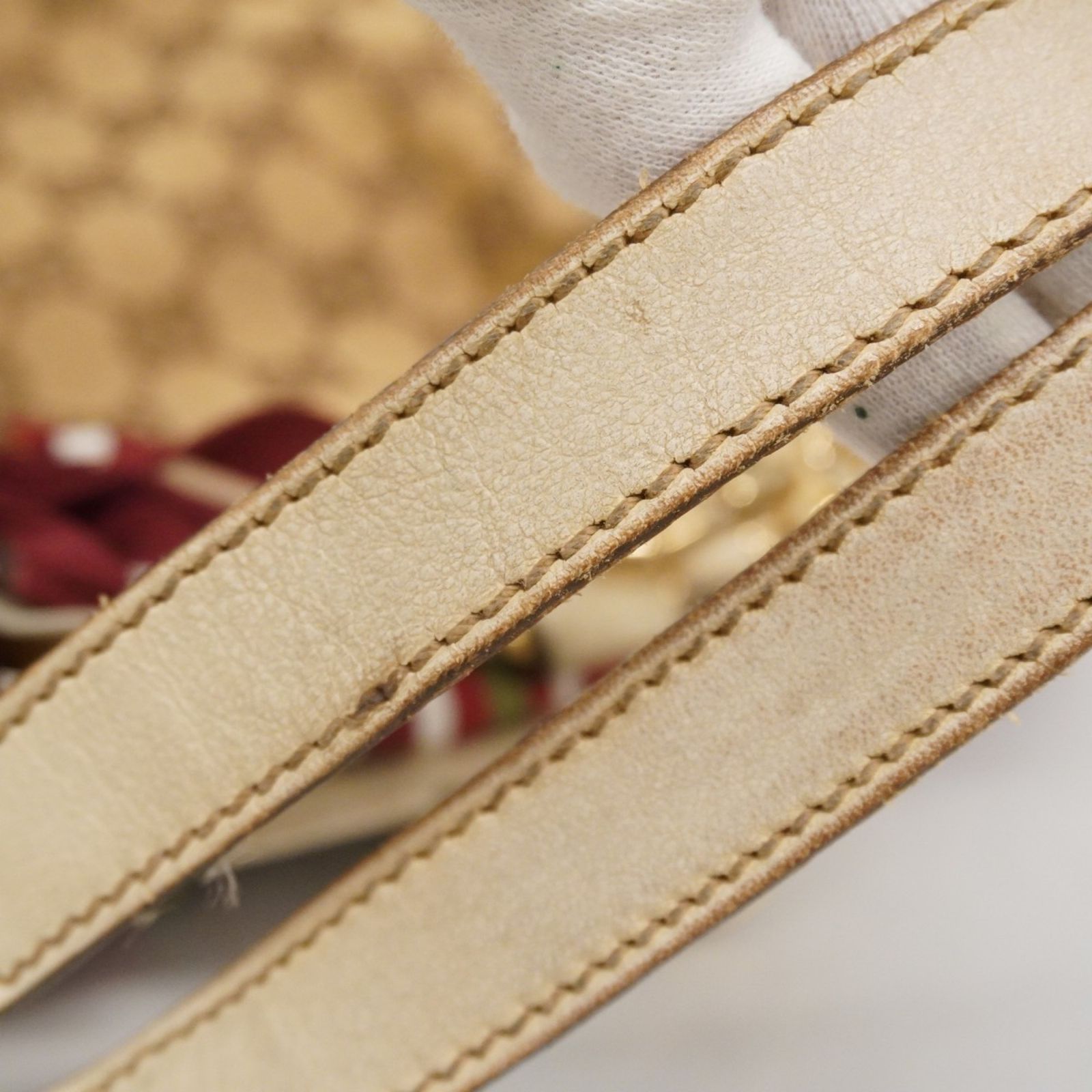 ベージュ ブラウン