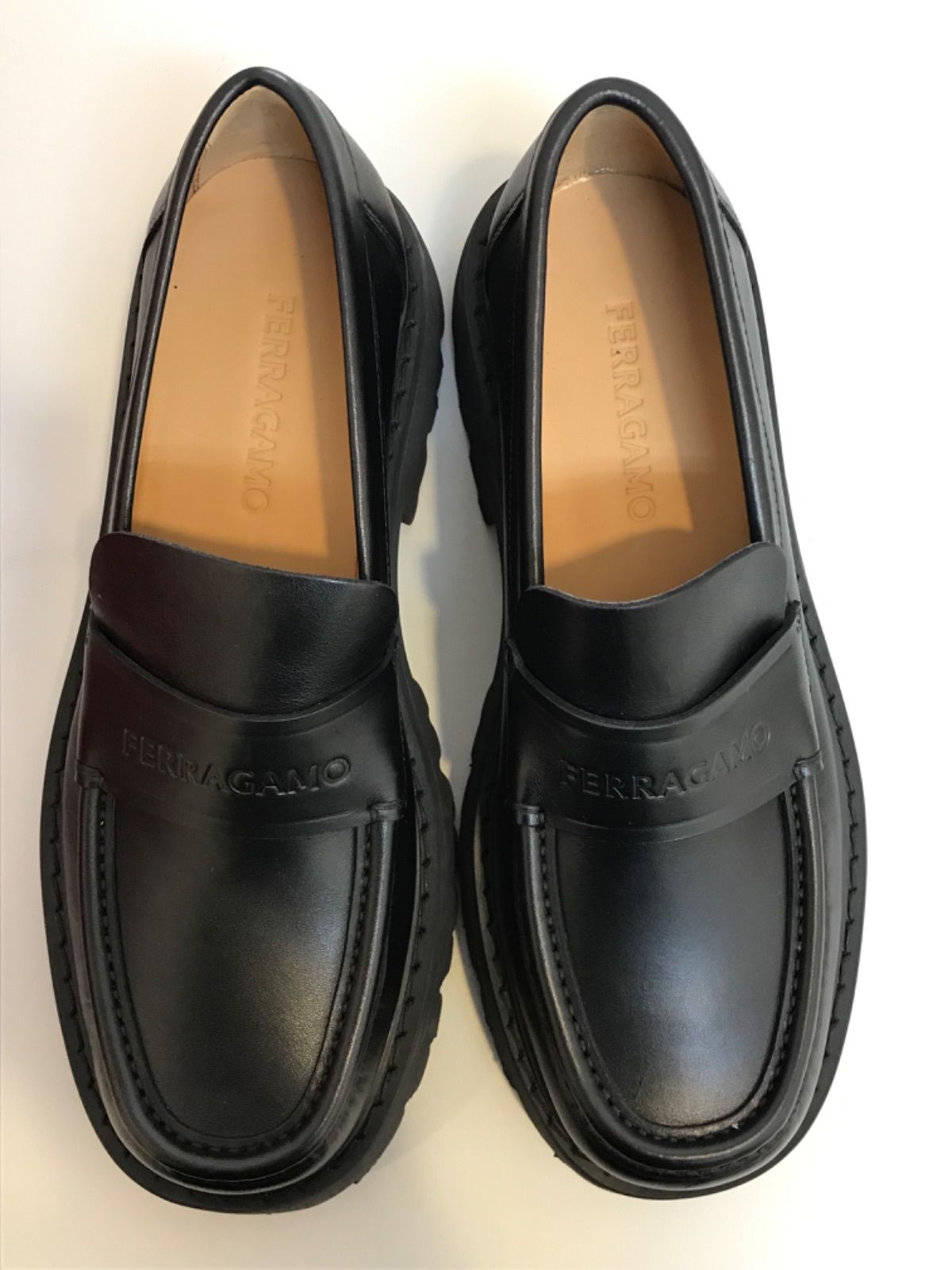 SalvatoreFerragamo ロゴ型押し