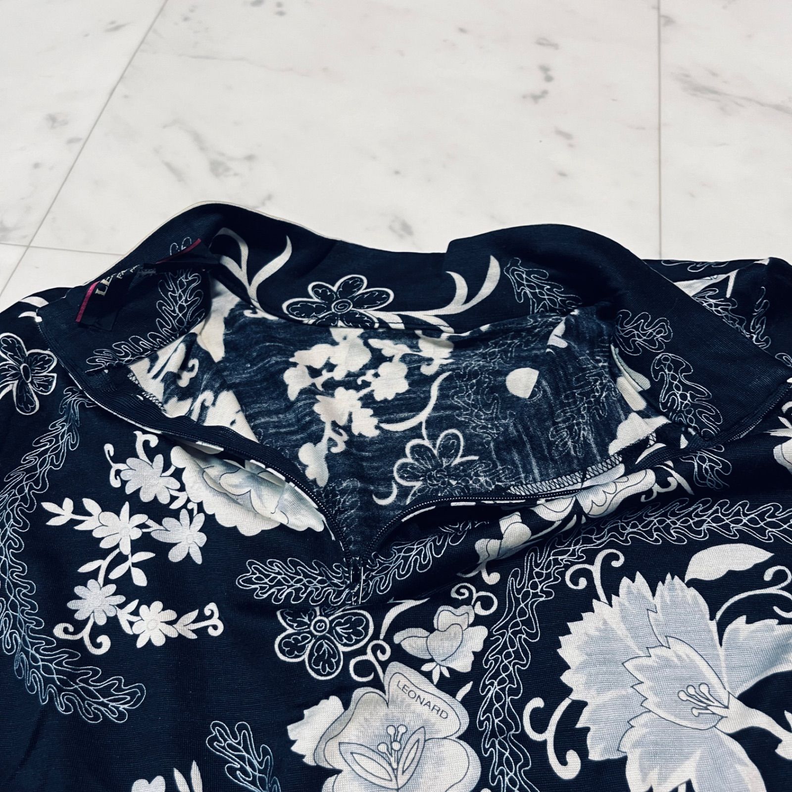 LEONARD レオナール　ハイネック カットソー ネイビー　L~LL LEONARD レオナール ハイネック カットソー 長袖 薄手 花柄 スタンド