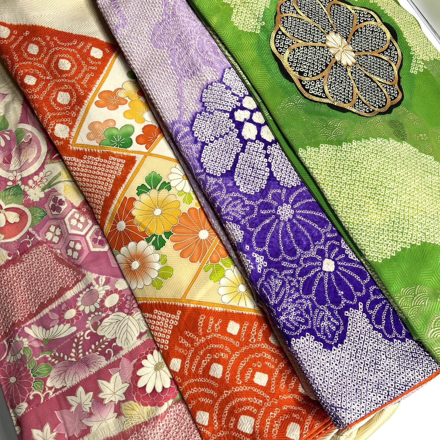 着物まとめ売り　正絹振袖4枚　留袖1枚　着用可　リメイク素材　目立った汚れなし 振袖 4枚 正絹 着物まとめ売り 同梱購入歓迎 リメイク用 着付け練習用