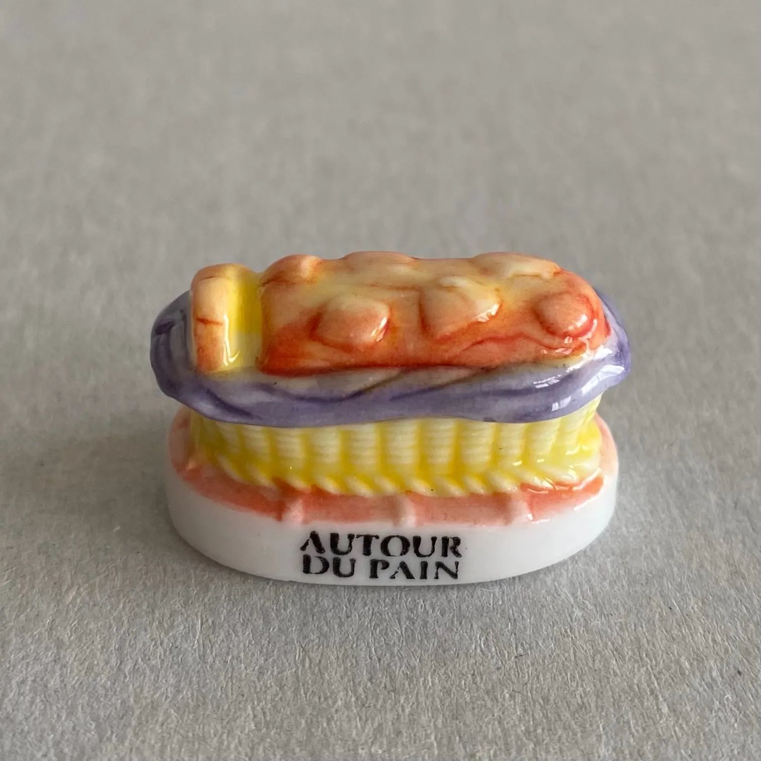 バスケット入りパンのフェーブ／AUTOUR DU PAIN（パンのまわりで