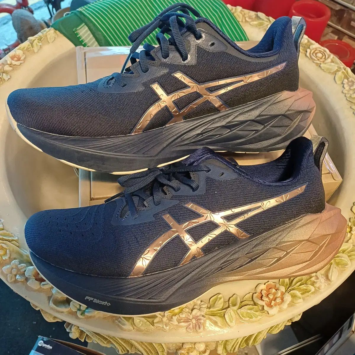 アシックス ノヴァ ブラスト4 プラチナ ブルー エクスペンス ローズゴールド