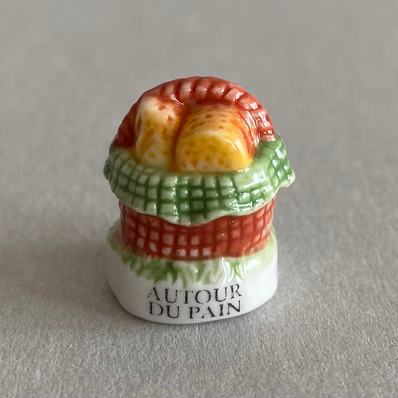 バスケット入りのパンのフェーブ／AUTOUR DU PAIN（パンのまわりで