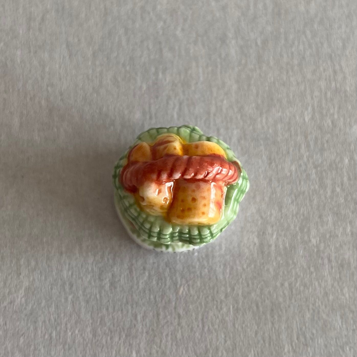 バスケット入りのパンのフェーブ／AUTOUR DU PAIN（パンのまわりで