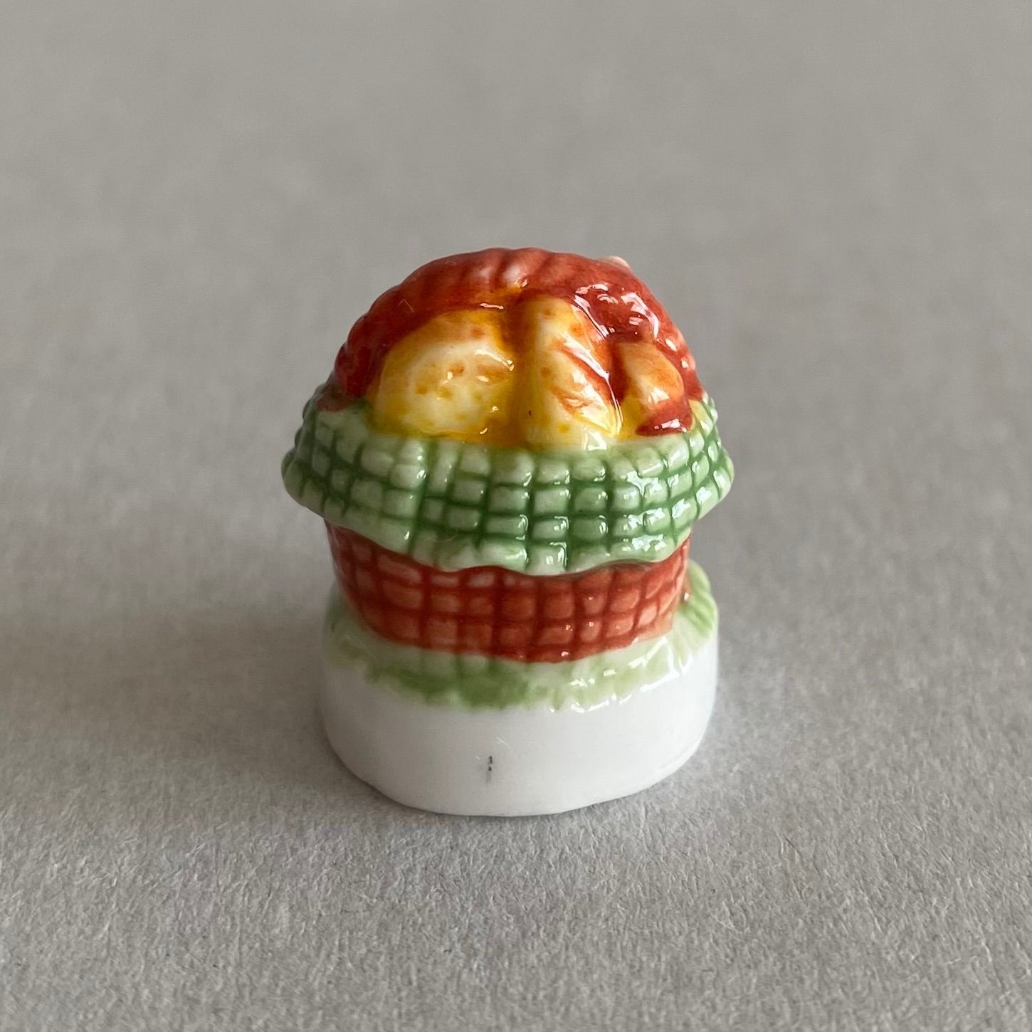 バスケット入りのパンのフェーブ／AUTOUR DU PAIN（パンのまわりで