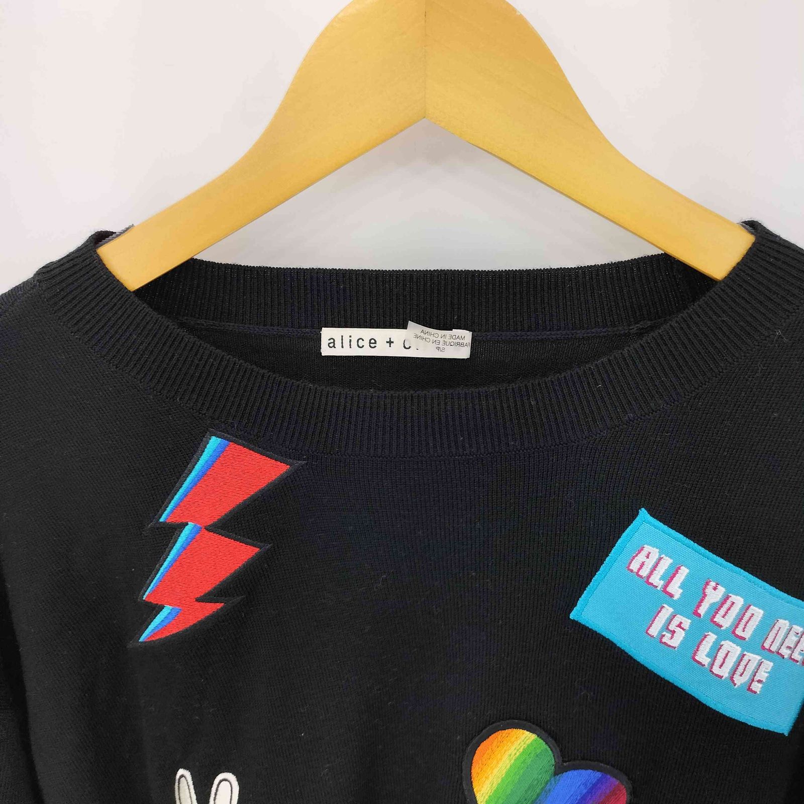 【中古】アリスオリビア alice + olivia ニット ワッペン プルオーバー XS ブラック マルチカラー レディース アリスオリビア alice + olivia マルチカラー プルオーバーニット