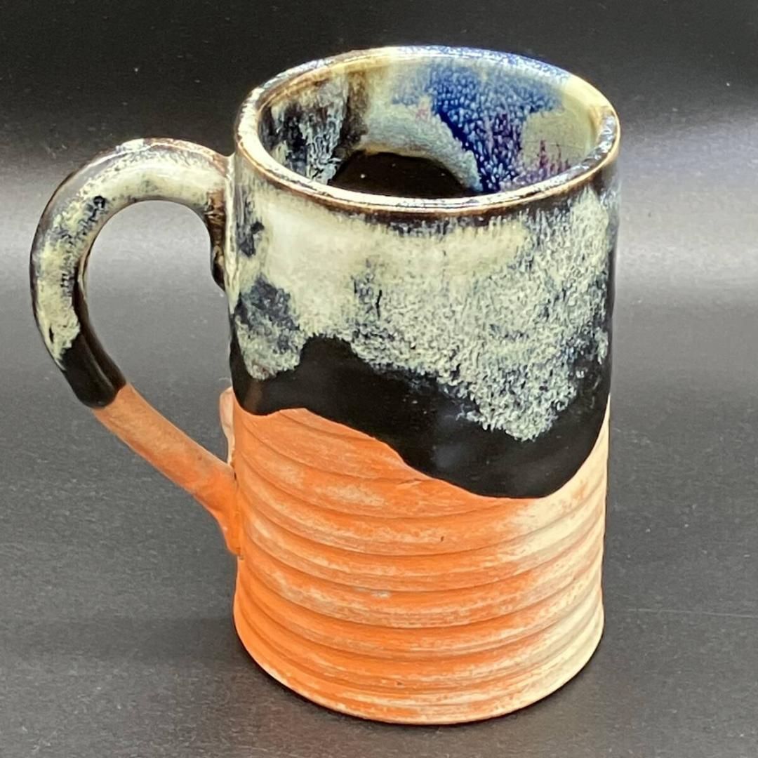 隅田焼　井上 良斎 高浮彫 人物図 辰砂釉　カップ　署名あり　明治　アンティーク 隅田焼 井上良斎 造 高浮彫 人物図 辰砂釉 マグカップ 明治期 古陶器