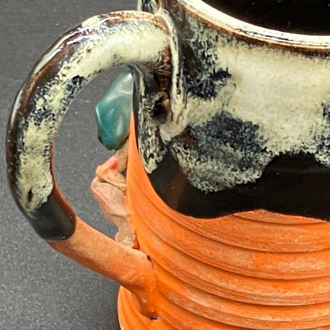 隅田焼　井上 良斎 高浮彫 人物図 辰砂釉　カップ　署名あり　明治　アンティーク 隅田焼 井上良斎 造 高浮彫 人物図 辰砂釉 マグカップ 明治期 古陶器