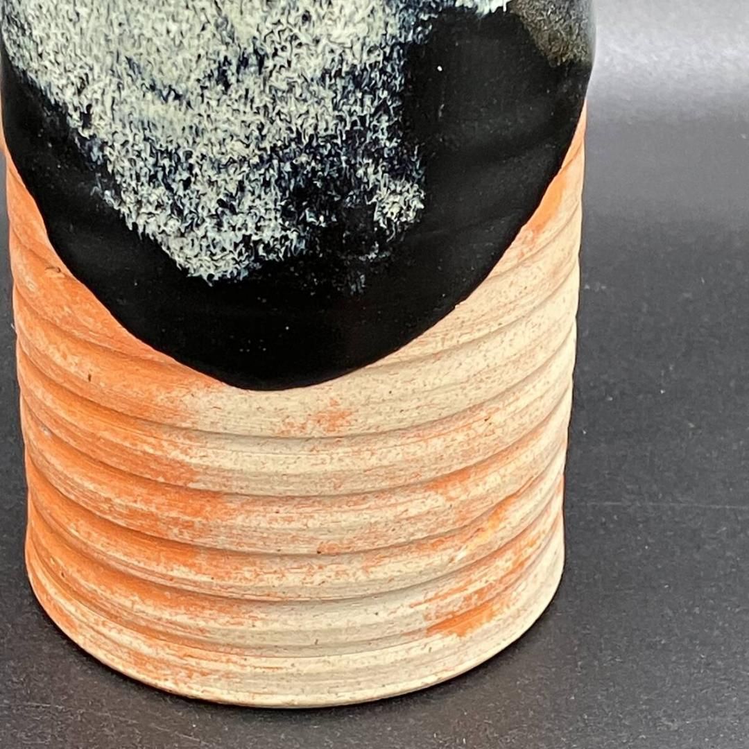 隅田焼　井上 良斎 高浮彫 人物図 辰砂釉　カップ　署名あり　明治　アンティーク 隅田焼 井上良斎 造 高浮彫 人物図 辰砂釉 マグカップ 明治期 古陶器