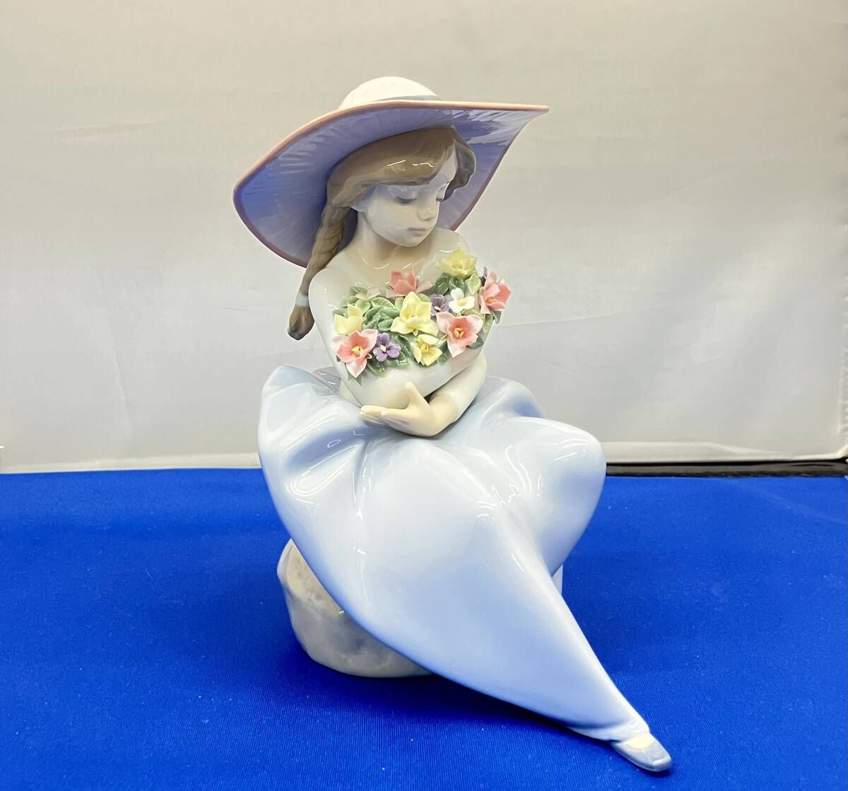 箱有 LLADRO リヤドロ 人形 花の香りにつつまれて