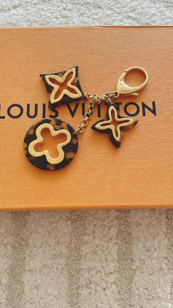 Louis Vuitton ルイヴィトン レオパード ヒョウ柄 フラワー キーホルダー