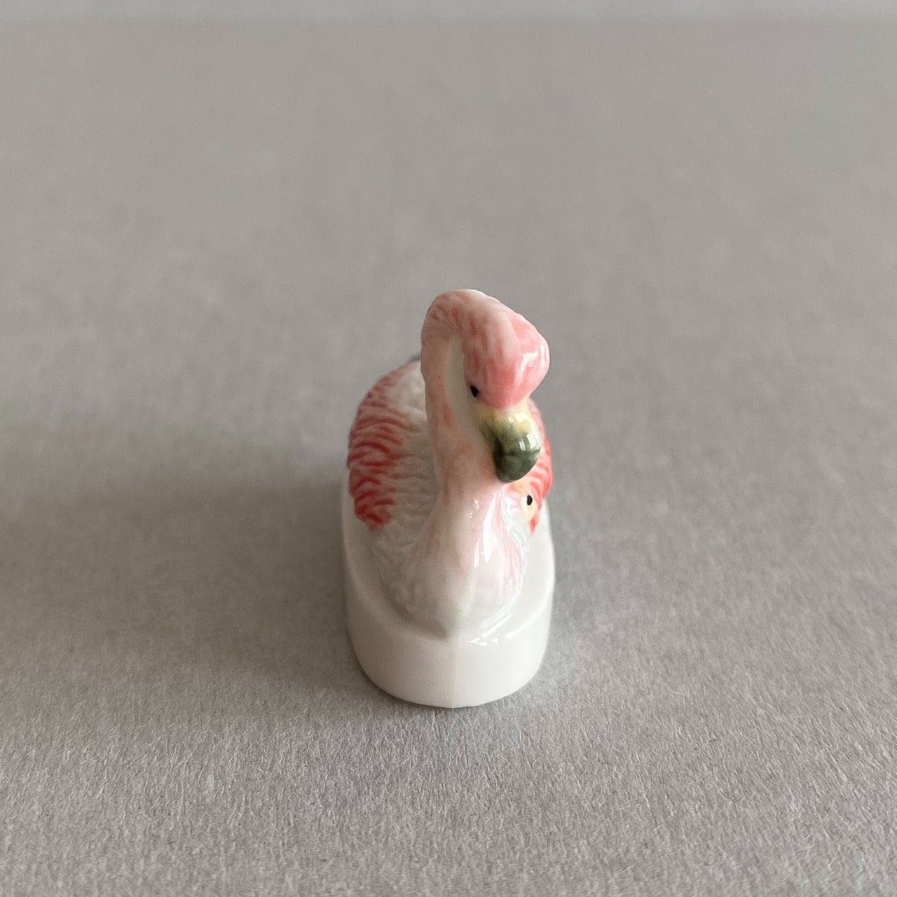 雛に寄り添うフラミンゴのフェーブ／鳥／フランス雑貨／陶器ミニチュア