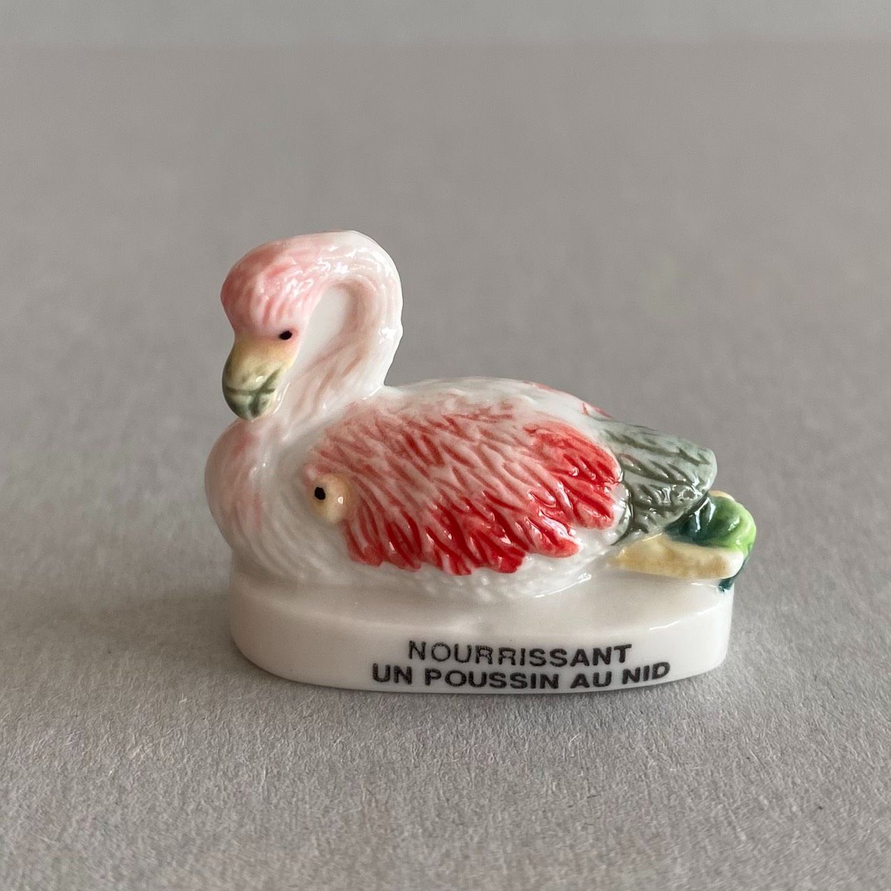 雛に寄り添うフラミンゴのフェーブ／鳥／フランス雑貨／陶器ミニチュア