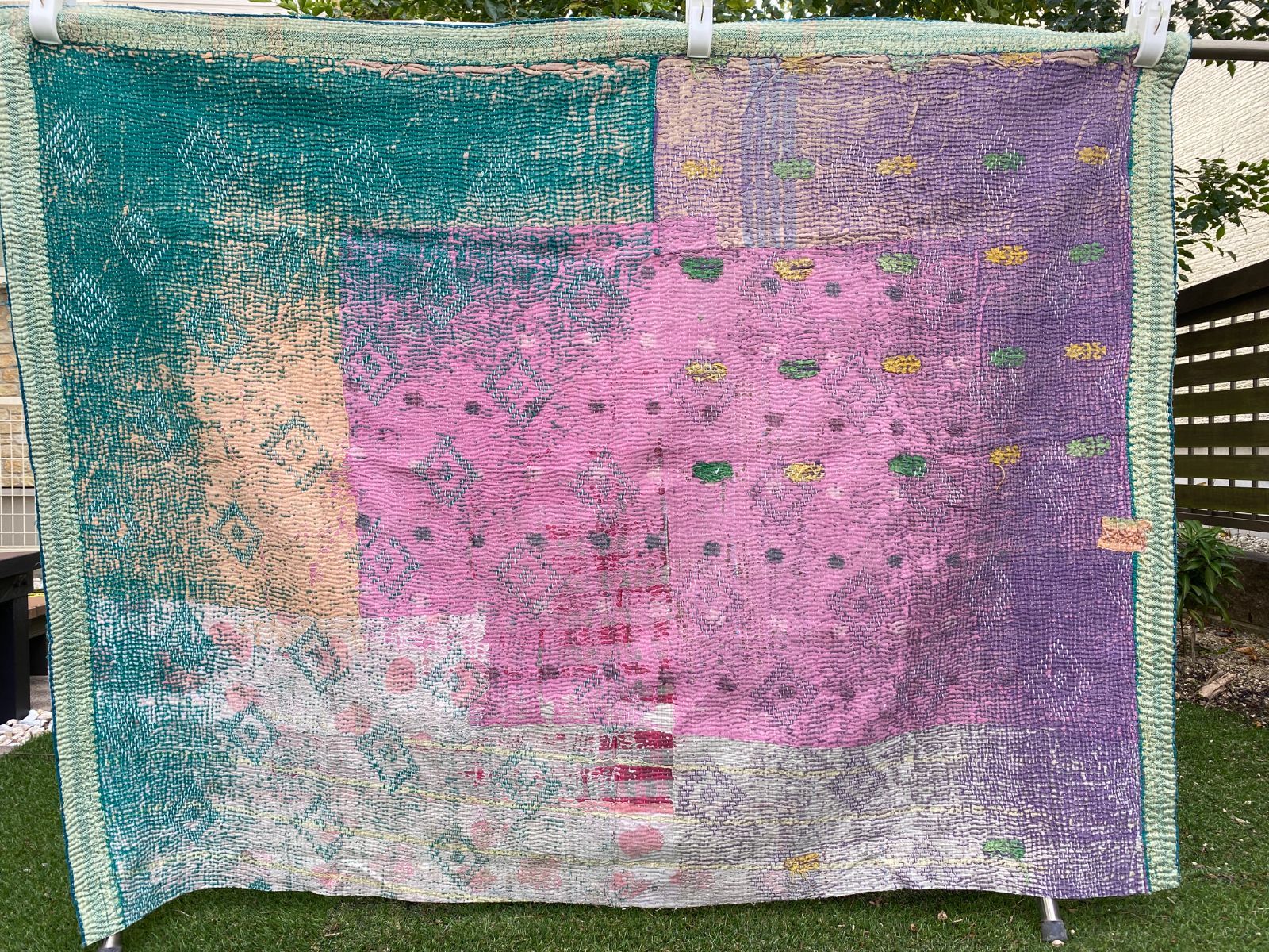 3552 ラリーキルト カンタキルト オールドファブリック ハギレ インド ボロ ステッチ 刺繍 パープル グリーン ソファーカバー タペストリー マルチカバー 手仕事 資材 １点物 リバーシブル おまとめ割引