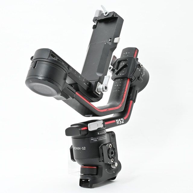 並品 DJI RS 2 Proコンボ｜最大積載4.5 kg対応の3軸手持ちジンバル｜カーボンファイバー製で高剛性｜使用感はあるが動作良好でプロ映像制作にまだまだ使える一式