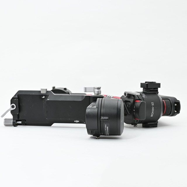  並品 DJI RS 2 Proコンボ｜最大積載4.5 kg対応の3軸手持ちジンバル｜カーボンファイバー製で高剛性｜使用感はあるが動作良好でプロ映像制作にまだまだ使える一式 その他 その他