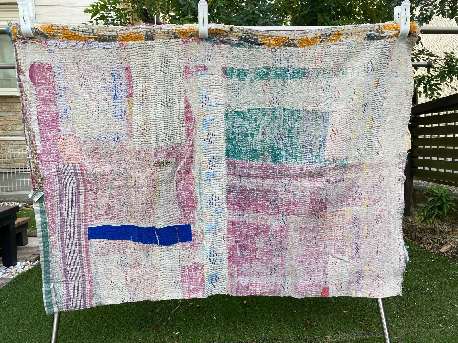 3556 ラリーキルト カンタキルト オールドファブリック ハギレ インド ボロ ステッチ ピンク ソファーカバー タペストリー マルチカバー 手仕事 資材 １点物 リバーシブル おまとめ割引