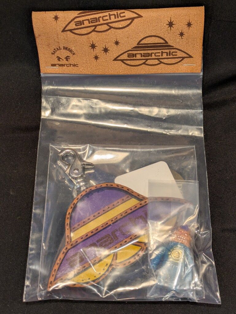 ゴッコ堂 anarchic|insane マゴアストロウンコツ 円盤ソーサー キーホルダーセット