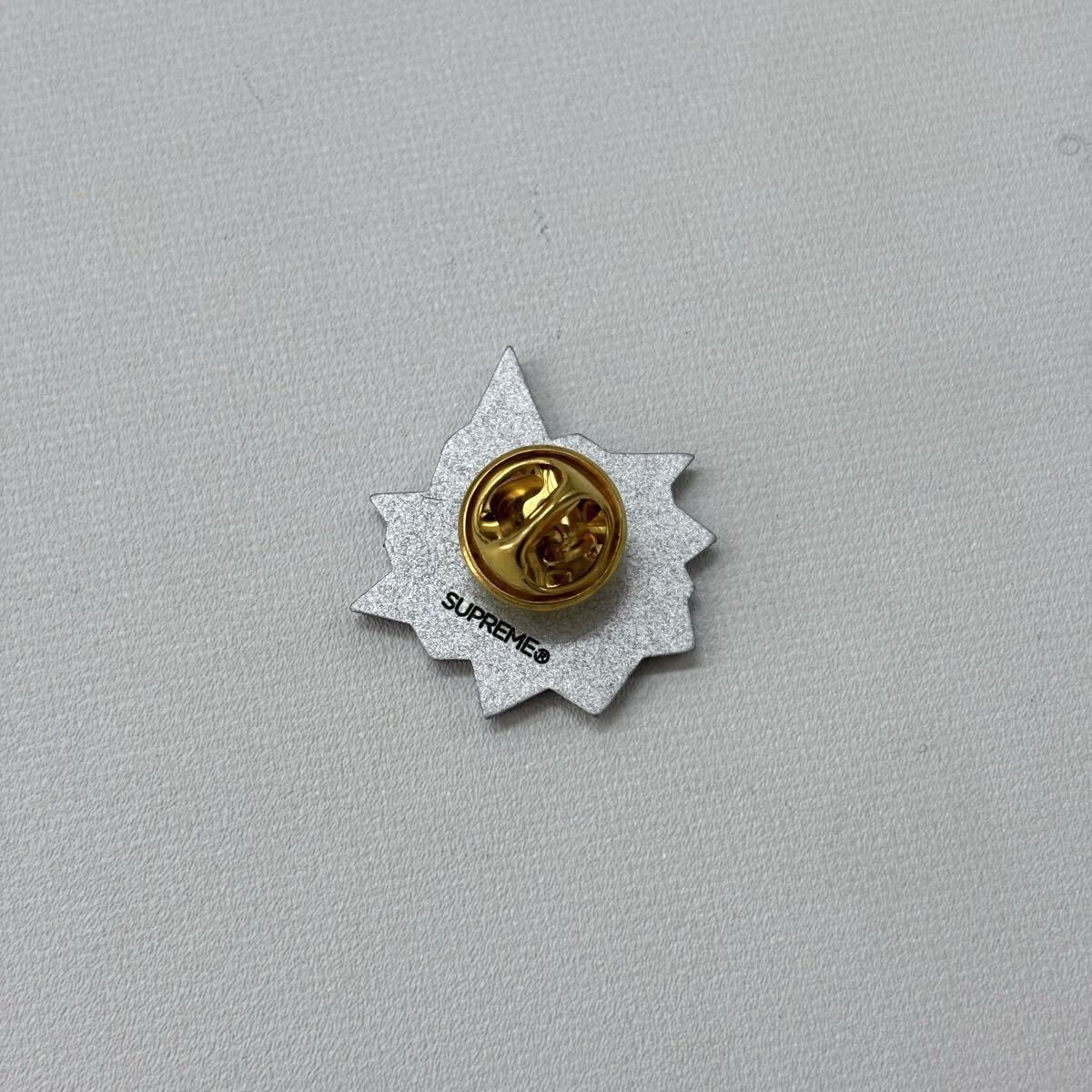 小物・アクセサリー Supreme Bullet Hole Pin supreme Bullet Hole Pin セット