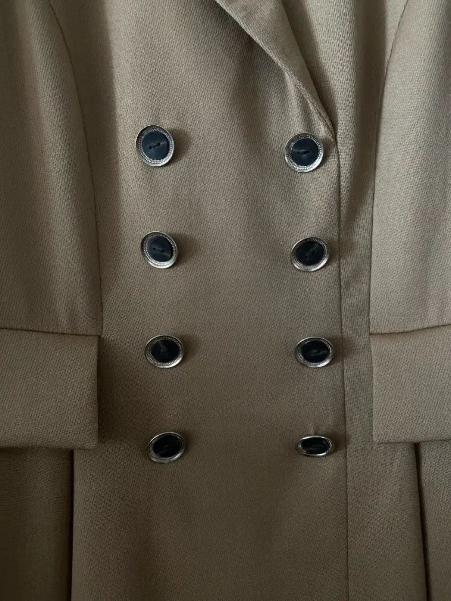 ベージュカラー ダブルボタン