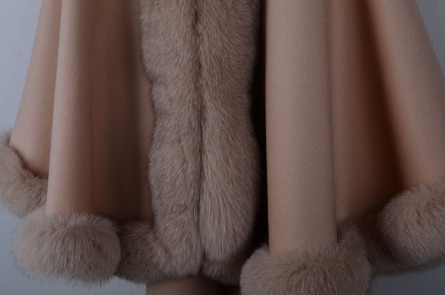 帽子付優しい雰囲気のカシミヤ混ウールフォックスファー付きポンチョ肉