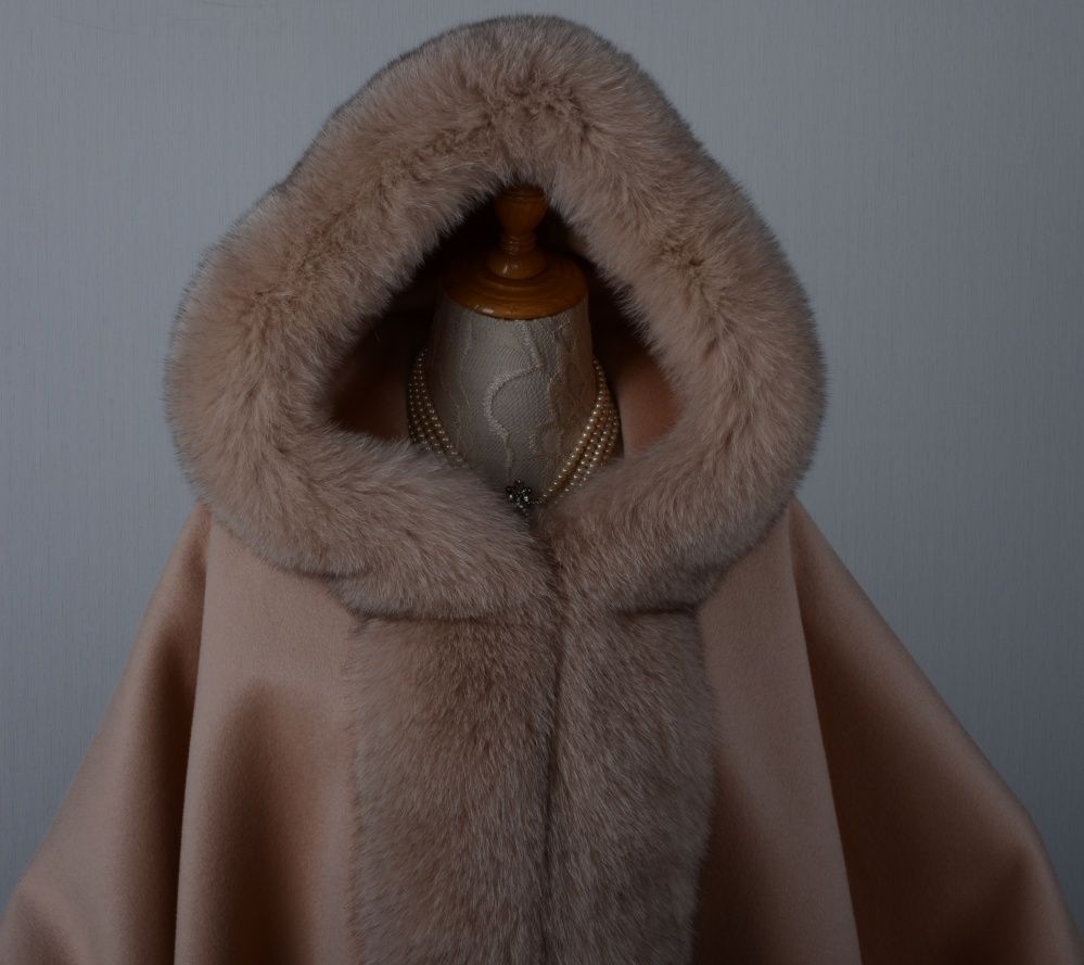 帽子付優しい雰囲気のカシミヤ混ウールフォックスファー付きポンチョ 肉厚毛皮ファー 帽子付優しい雰囲気のカシミヤ混ウールフォックスファー付きポンチョ肉