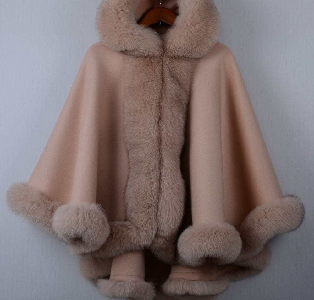 帽子付優しい雰囲気のカシミヤ混ウールフォックスファー付きポンチョ 肉厚毛皮ファー 帽子付優しい雰囲気のカシミヤ混ウールフォックスファー付きポンチョ肉