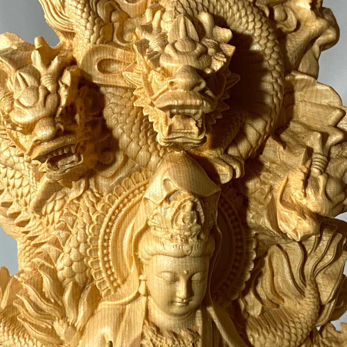 九体の龍に守られた桧木製仏像