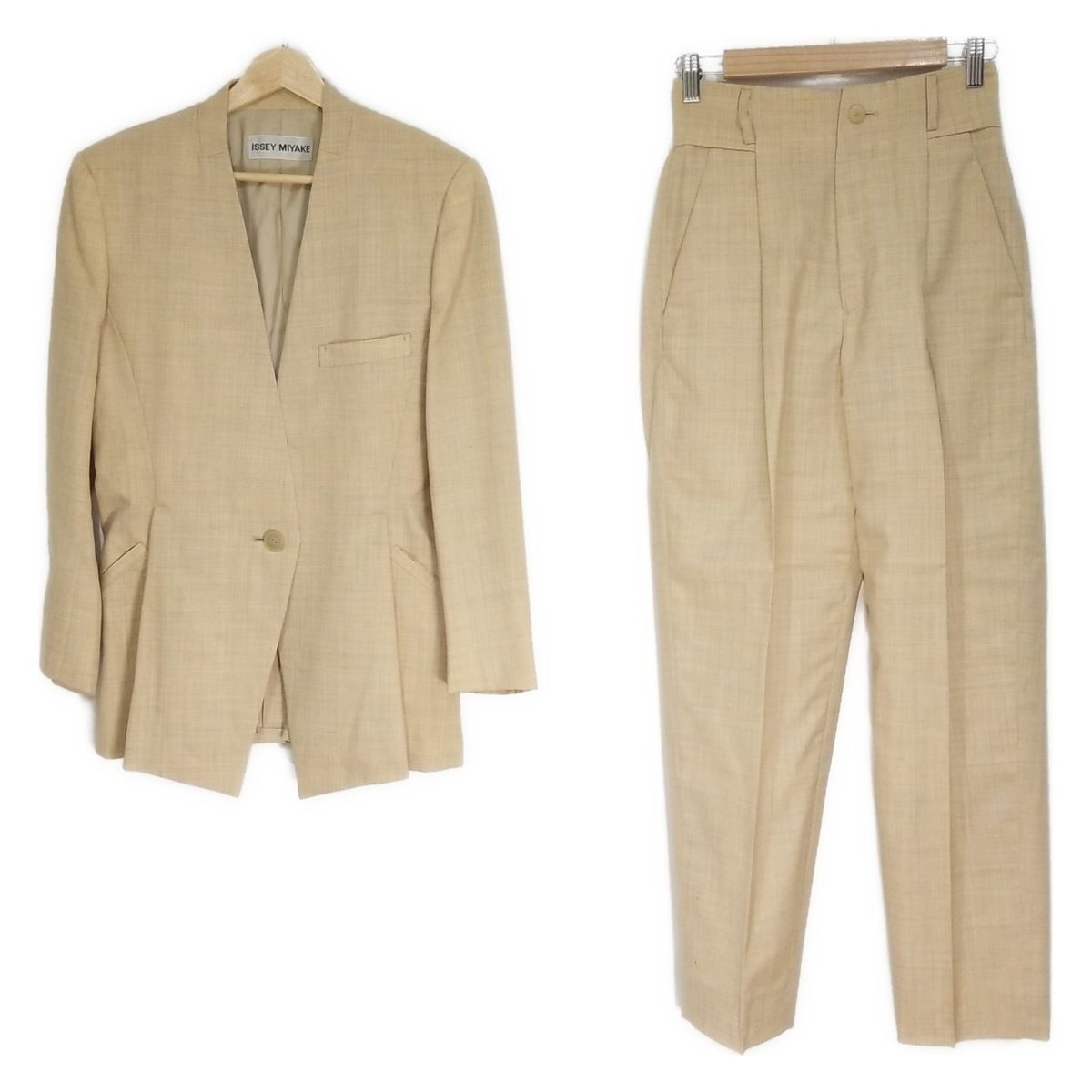 ISSEYMIYAKE イッセイミヤケ レディースパンツスーツ レディース - ベージュ 肩パッド