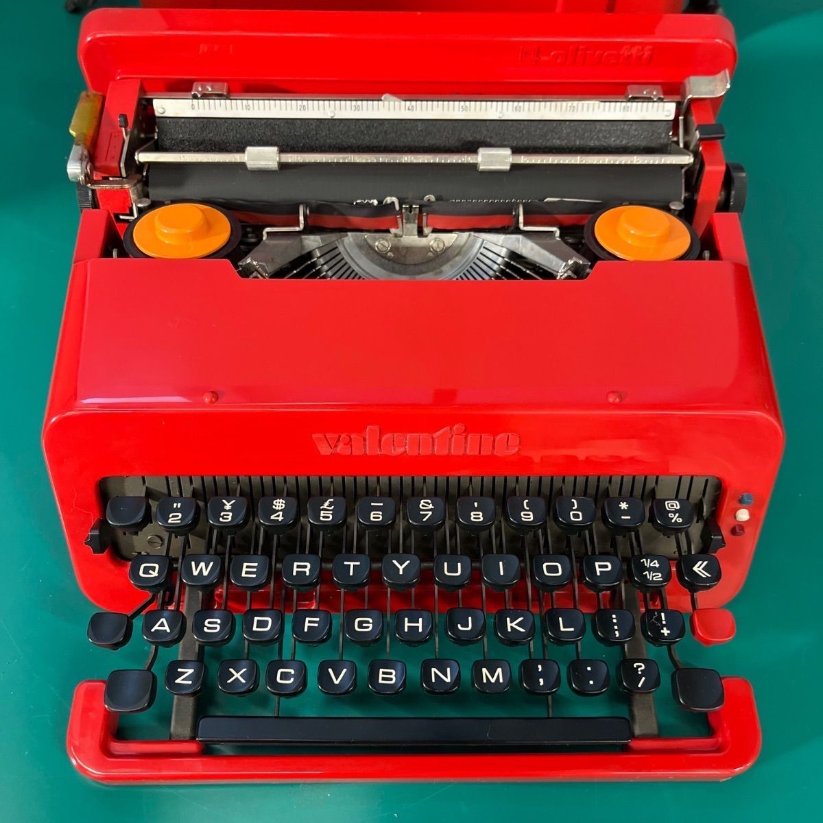 タイプライター Olivetti Valentine オリベッティ バレンタイン 1969年イタリアの名作】真っ赤なバケツのタイプライターOlivetti