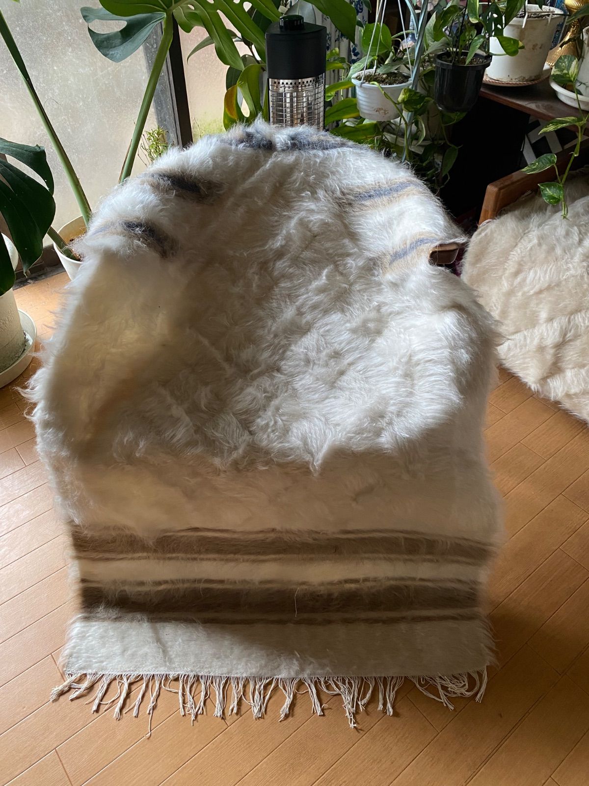 の色合シイルトバッタニイェ トルコのシイルトのみで140年前から織り機で織られているアンゴラヤギのモヘアで織られた毛布 ラグだけではなくソファや椅子に掛ければエレガント 暖かくお洒落なミフラブ柄 膝掛けにも暖かい 人にも動物にも優しいシイルトバッタニイェ