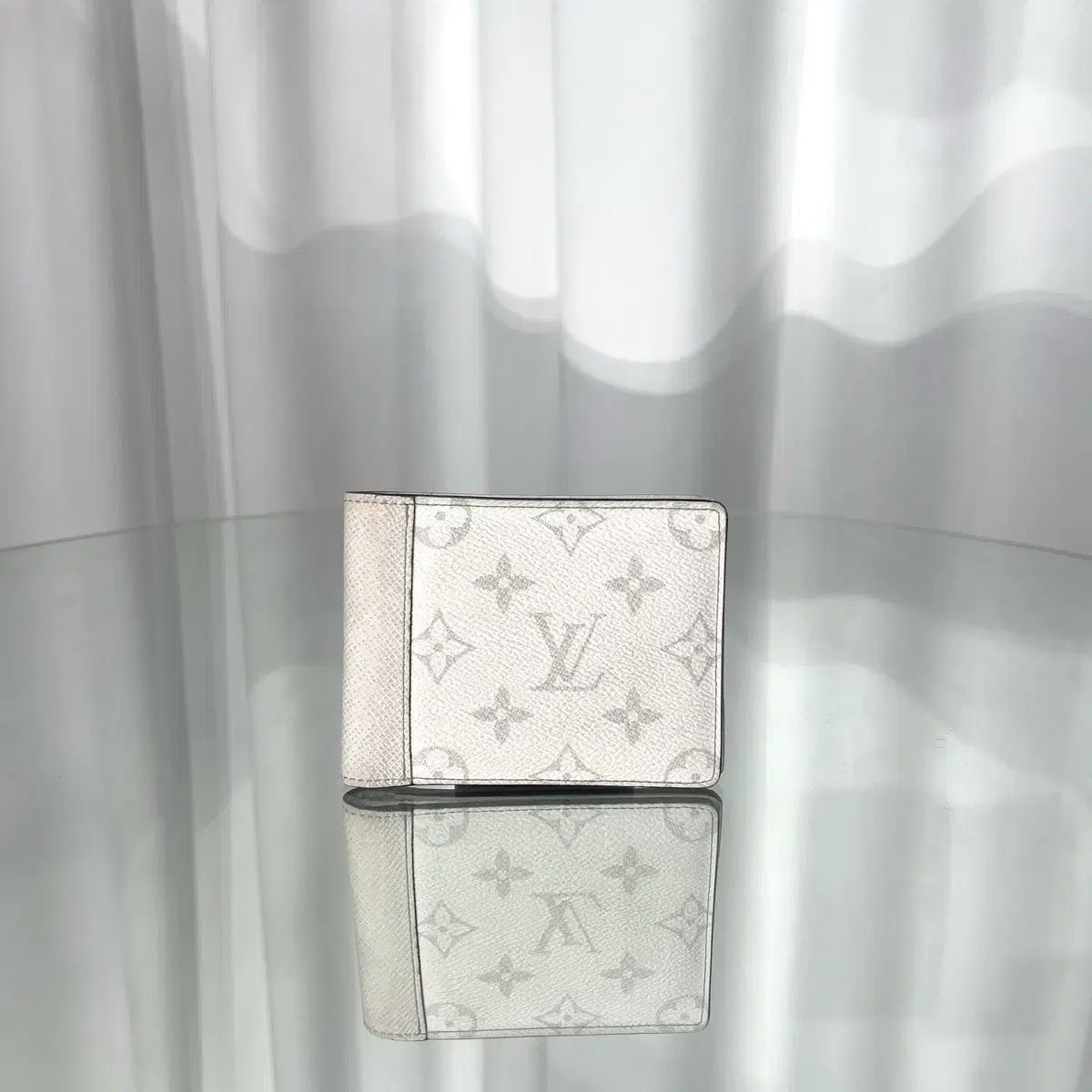 ルイヴィトン モノグラム タイガラマ 二つ折り財布 オプティック 白