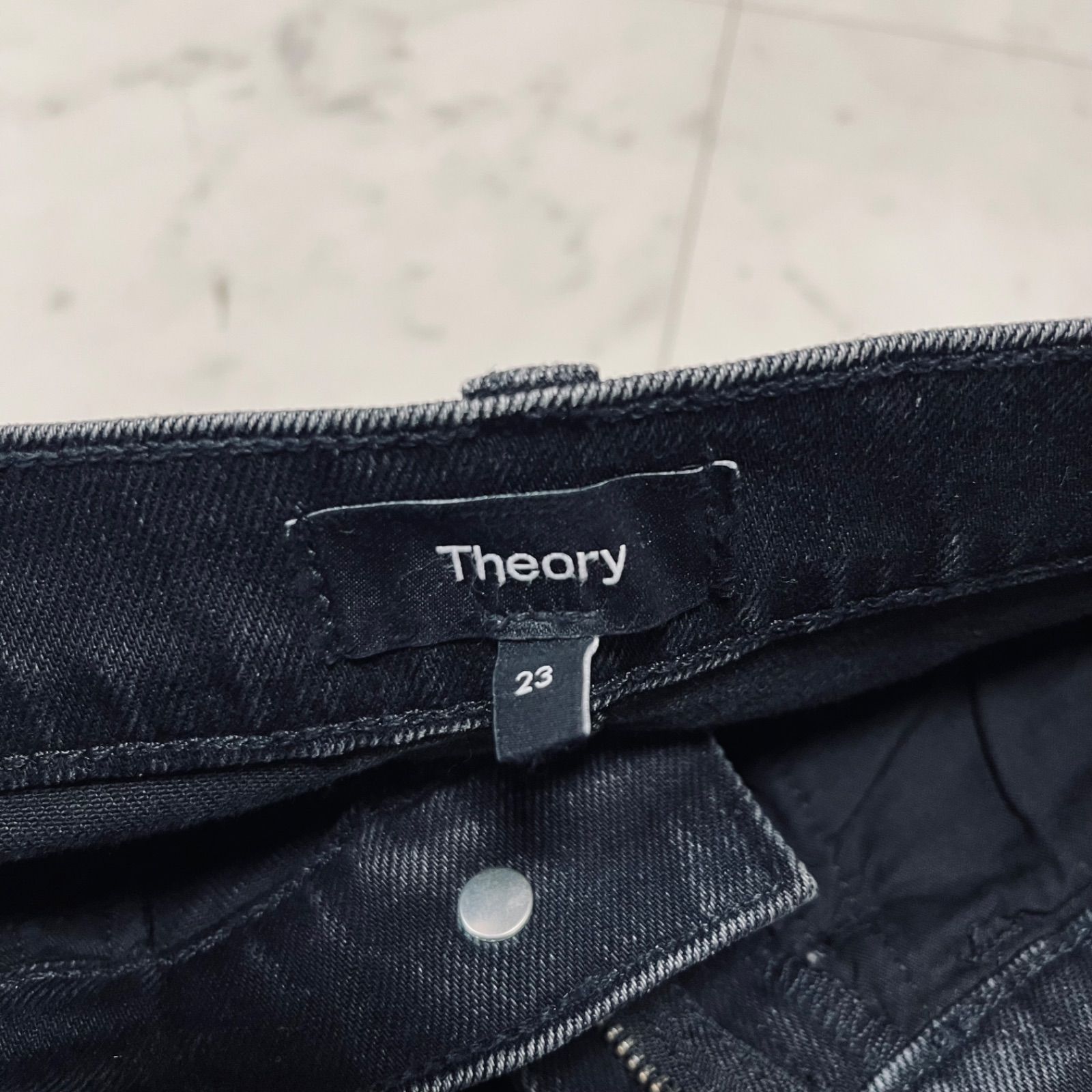  theory セオリー ストレートワイドデニム ストレッチ ブラックデニム ジーパン ジーンズ 定価24200円 カットオフ 切りっぱなし レディース サイズ23 ブラック 通年 19 No.K 1196 ストレートデニム デニム ジーンズ