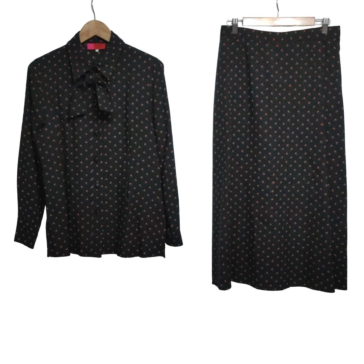 Ungaro ウンガロ スカートセットアップ レディース - 黒×レッド×マルチ 花柄