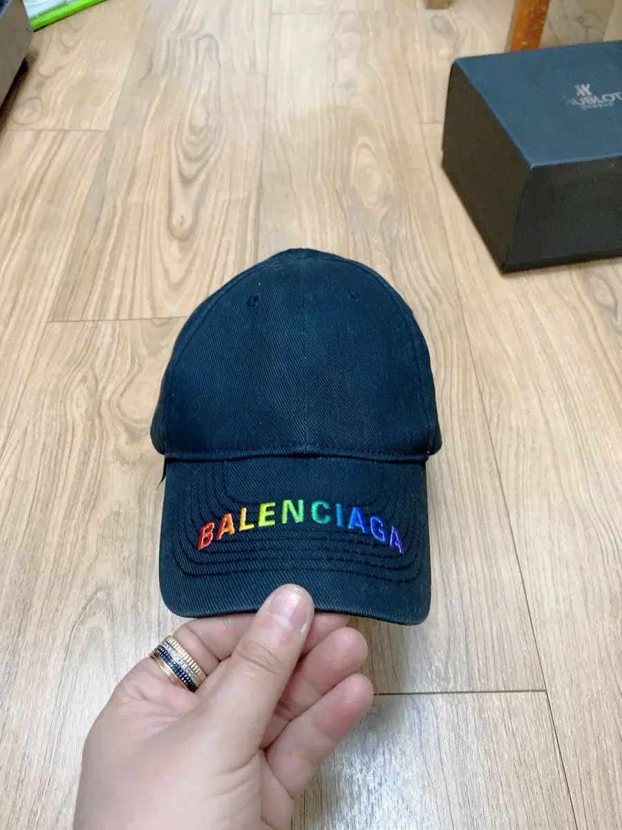 バレンシアガ レインボー ロゴ ベースボールキャップ ブラック L