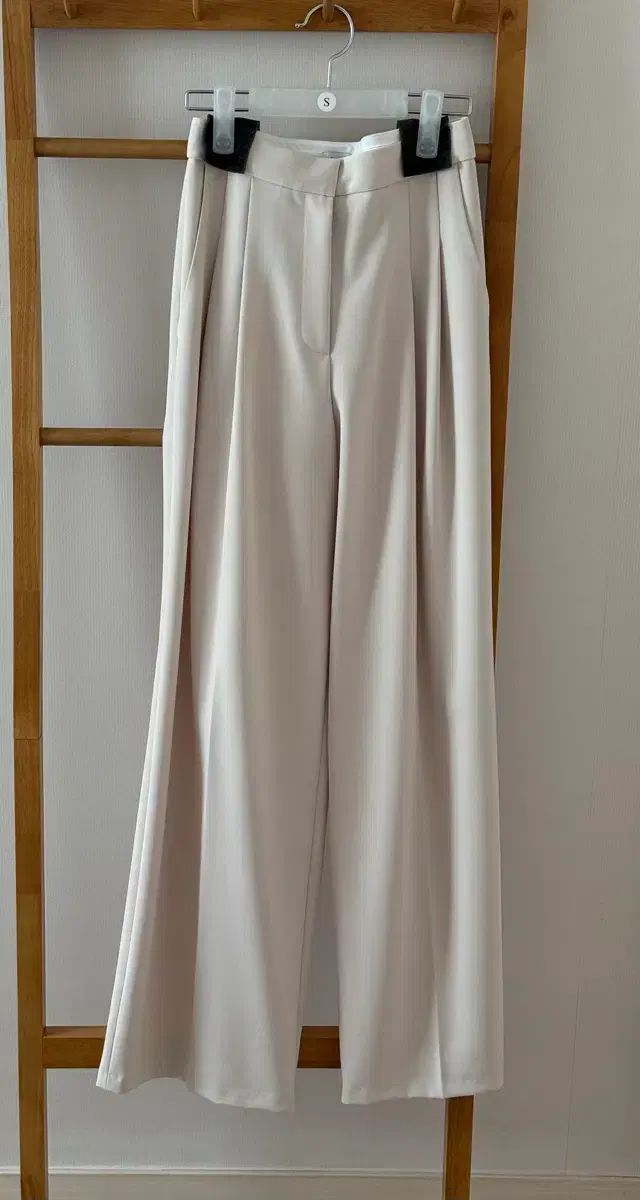  シエ リア リールワイドパンツ S - エクリュベージュ スラックス パンツ