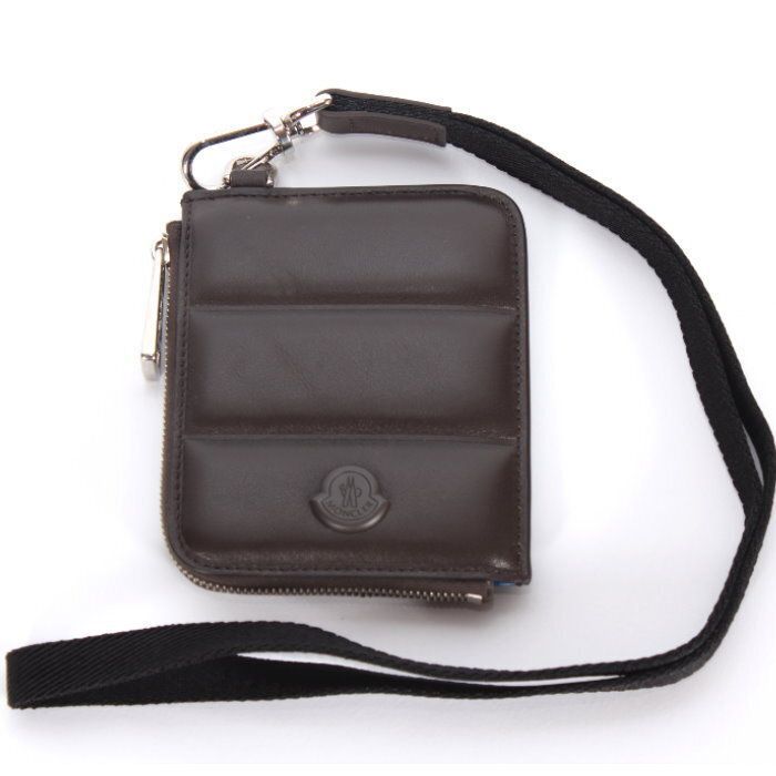 モンクレール MONCLER ストラップ付 レザー L字ファスナー 財布 ダークブラウン FLAT WALLET SMALL 6 C 00006 M 3492 258 シリコンロゴパッチ スモールウォレット カードケース ショルダーバッグ メンズユニセックス