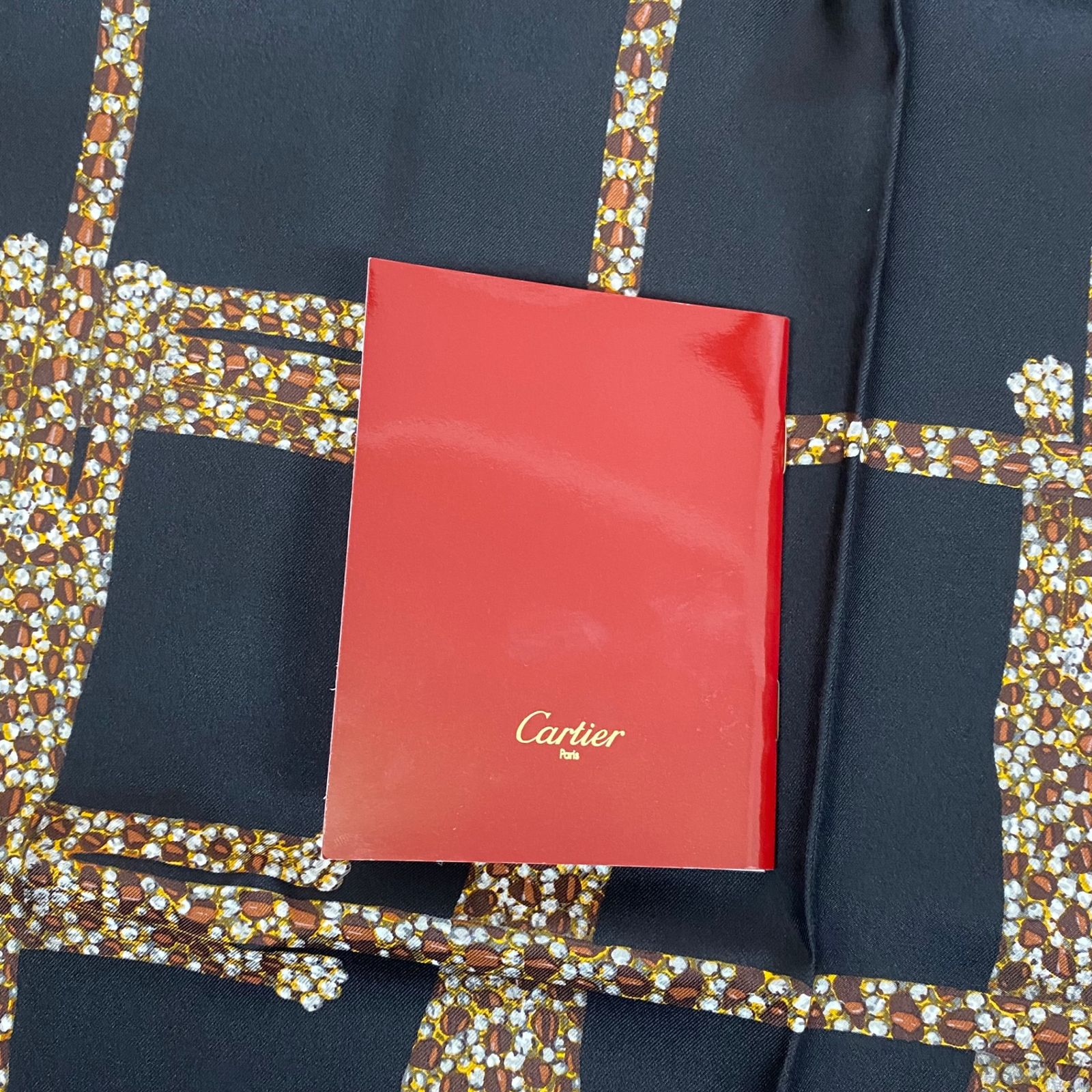 アクセサリー柄 ブラック