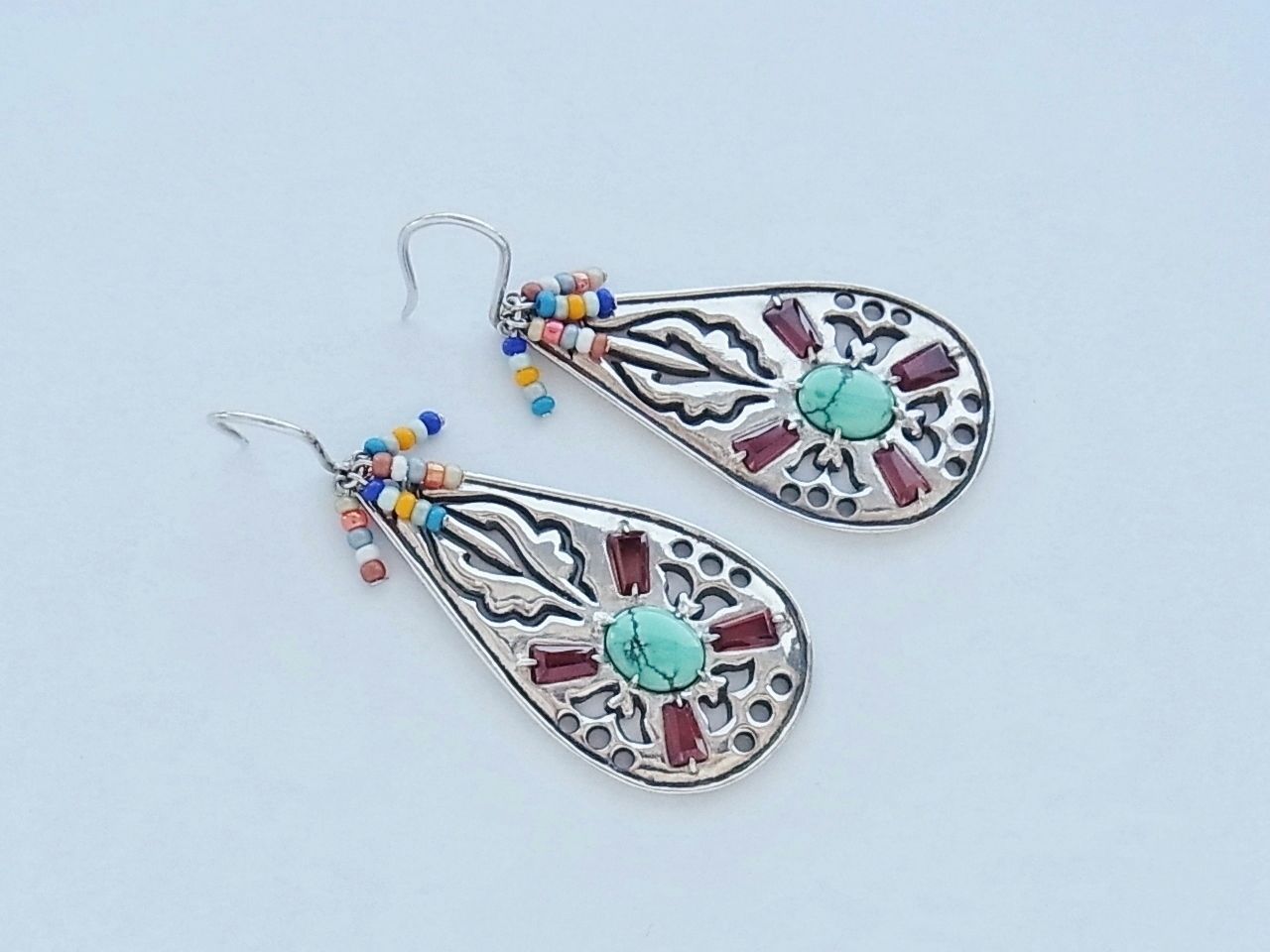 オーバルターコイズピアス ターコイズをメインにガーネットとカラフルビーズをトッピングした元気なシルバー925ピアス