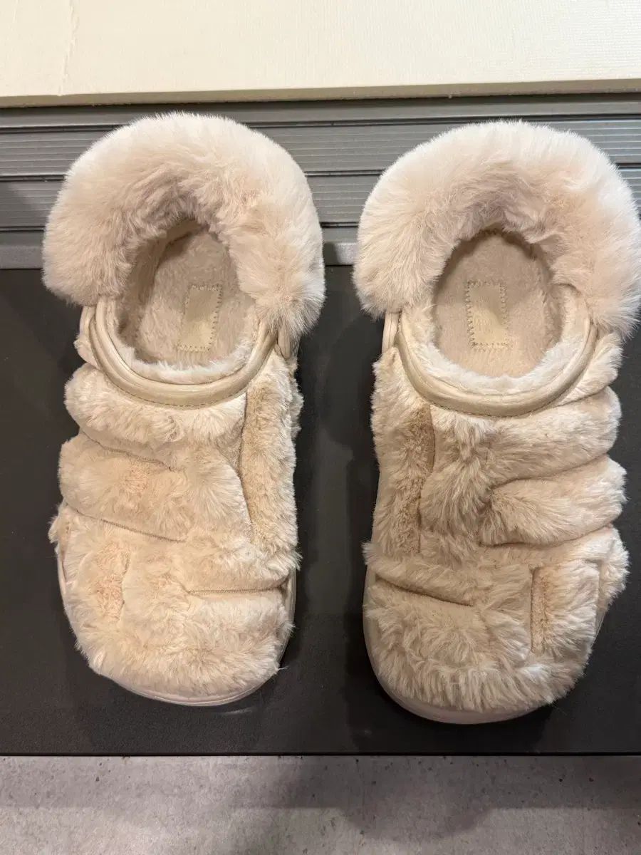 240 Crocs ファー ズ ストーム ストンプ クロッグ