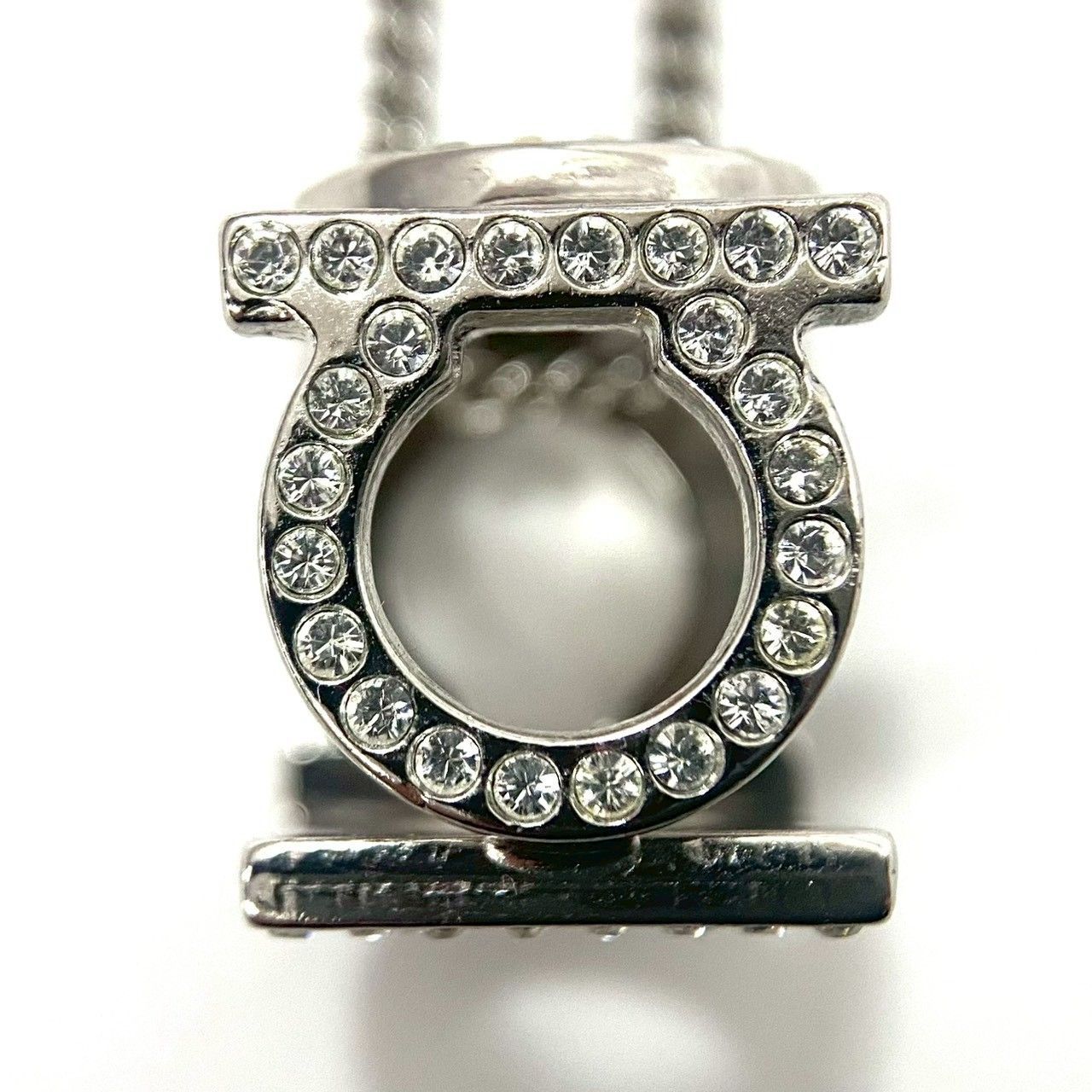 美品✨ フェラガモ ネックレス ガンチーニ ラインストーン カラーストーン M【Ferragamo】ガンチーニ ネックレス ラインストーン シルバーカラー