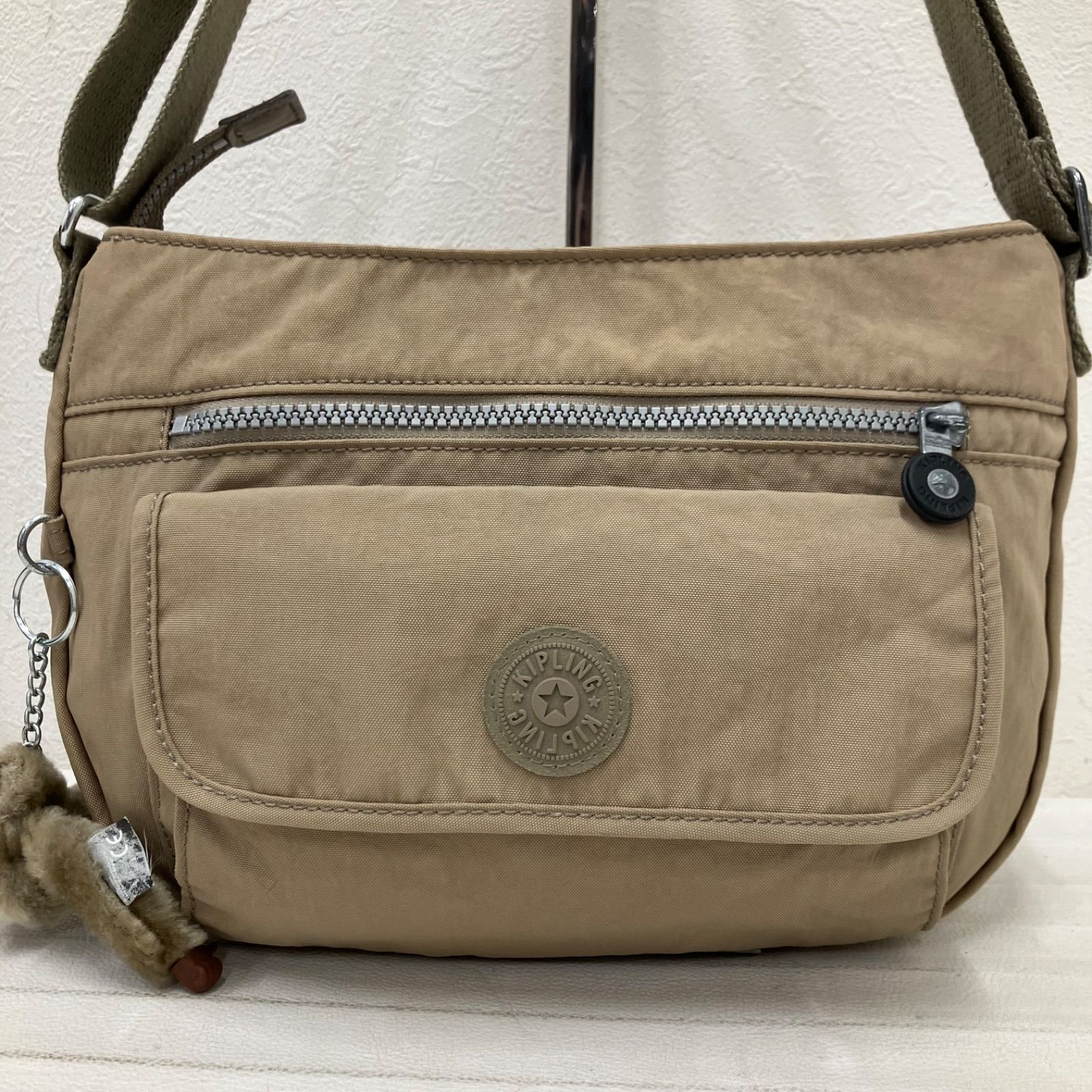 8106 KIPLING キプリング ショルダーバッグ ベージュ系 チャーム付き 