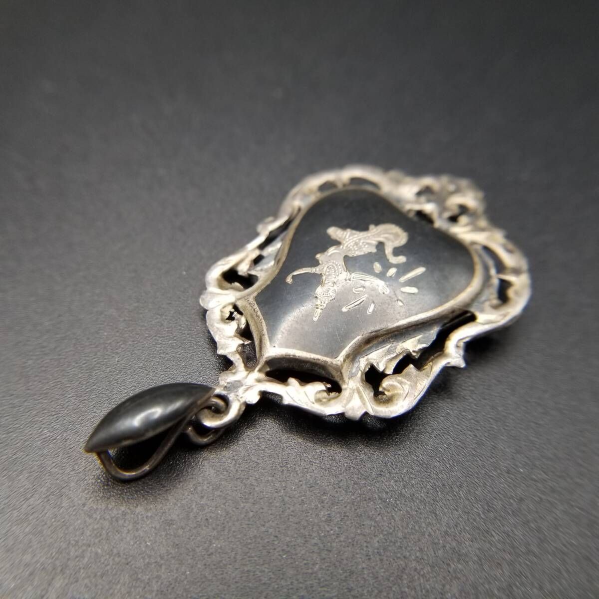 タイ ヴィンテージ 踊り子 レース 透かし装飾 チャーム ペンダント