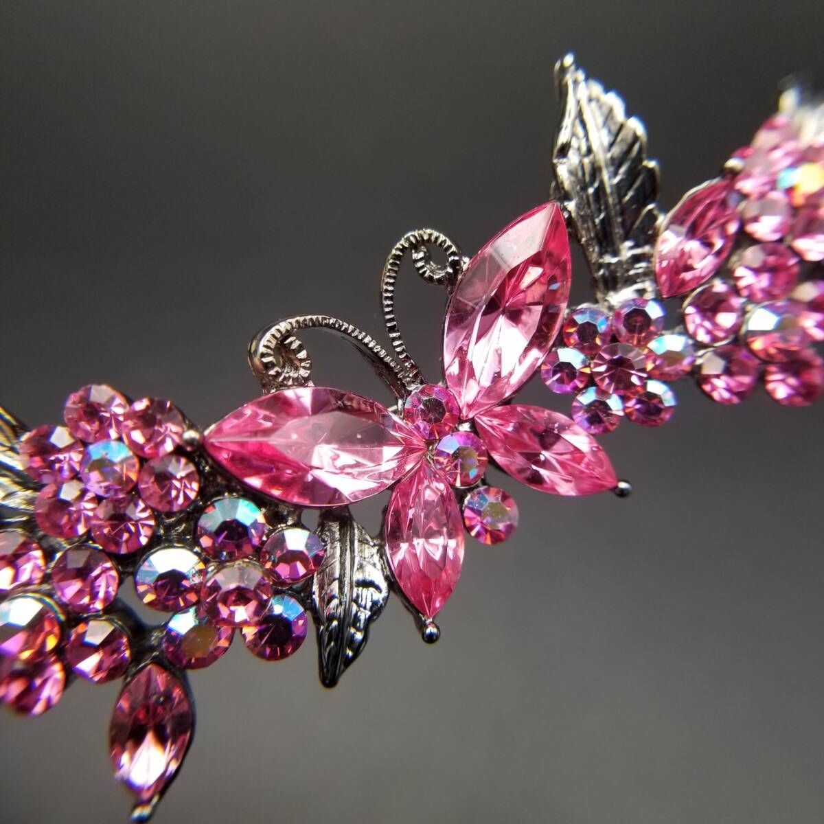 Butler - Wilson 英国 ヴィンテージ ボタニカル ブローチ 花と蝶 ピンク 鮮やか ラインストーン コスチュームジュエリー 存在感 R 16-A