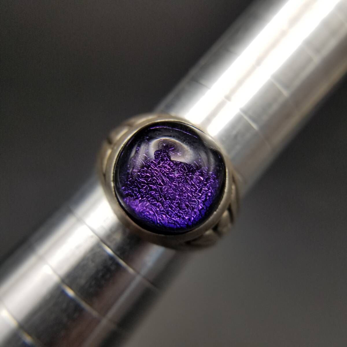 ダイクロガラス カボション パープルグリーン 925 シルバー ヴィンテージ リング 銀 ボリューム感 サイド装飾 アールデコ R 16-C