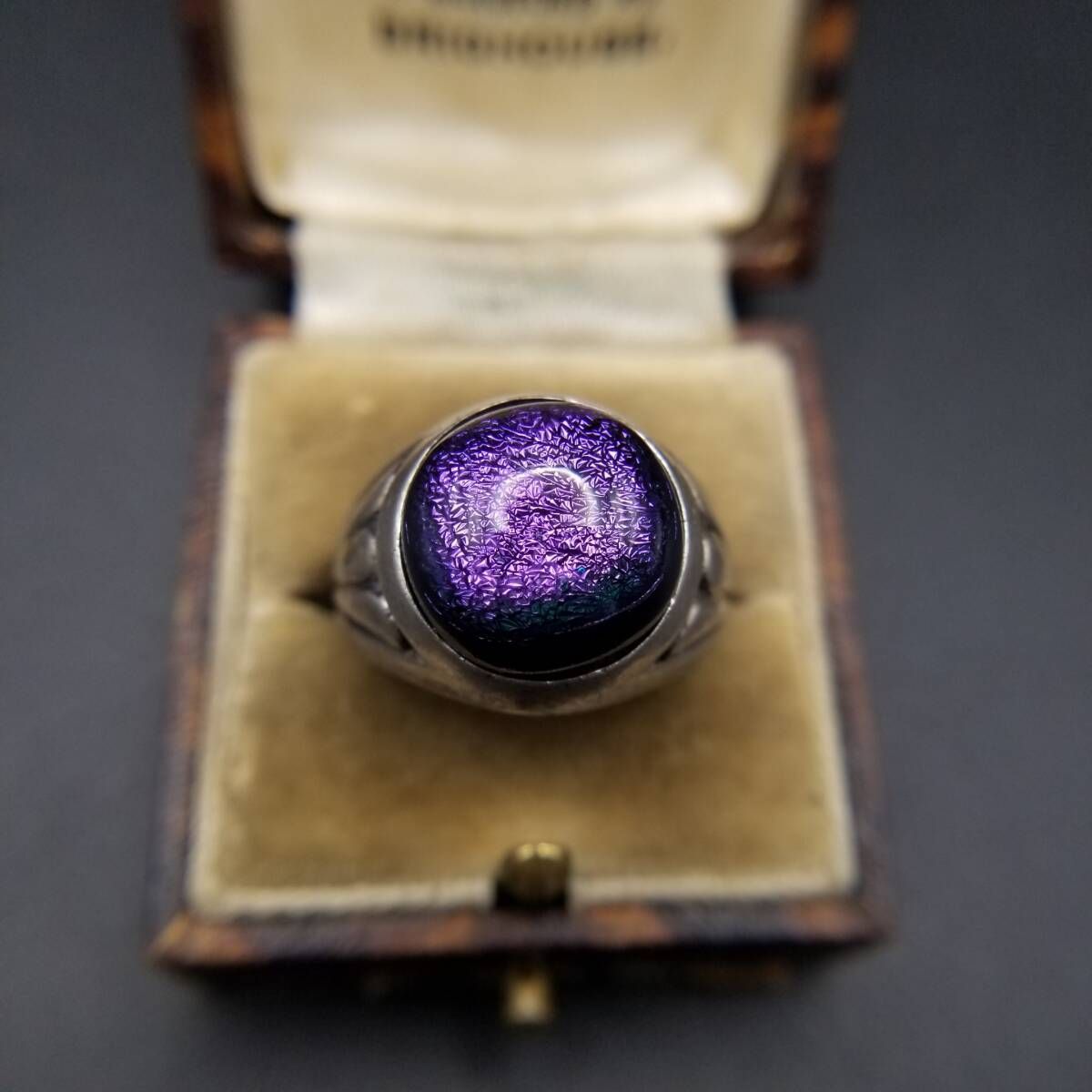 ダイクロガラス カボション パープルグリーン 925 シルバー ヴィンテージ リング 銀 ボリューム感 サイド装飾 アールデコ R 16-C