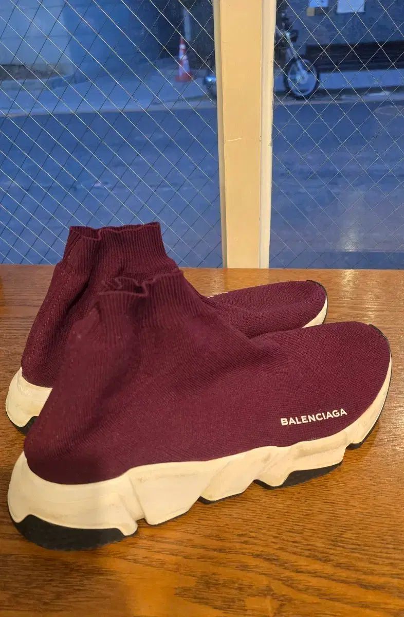 バレンシアガ スピードトレーナー バーガンディ