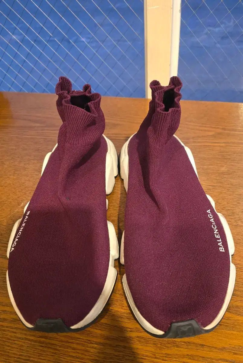 バレンシアガ スピードトレーナー バーガンディ