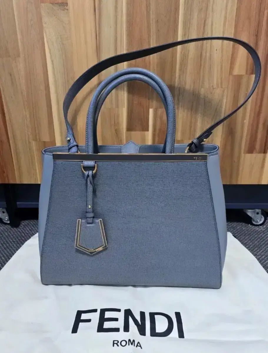 フェンディ トゥージュール トート兼ショルダーバッグ ミディアム 展示商品