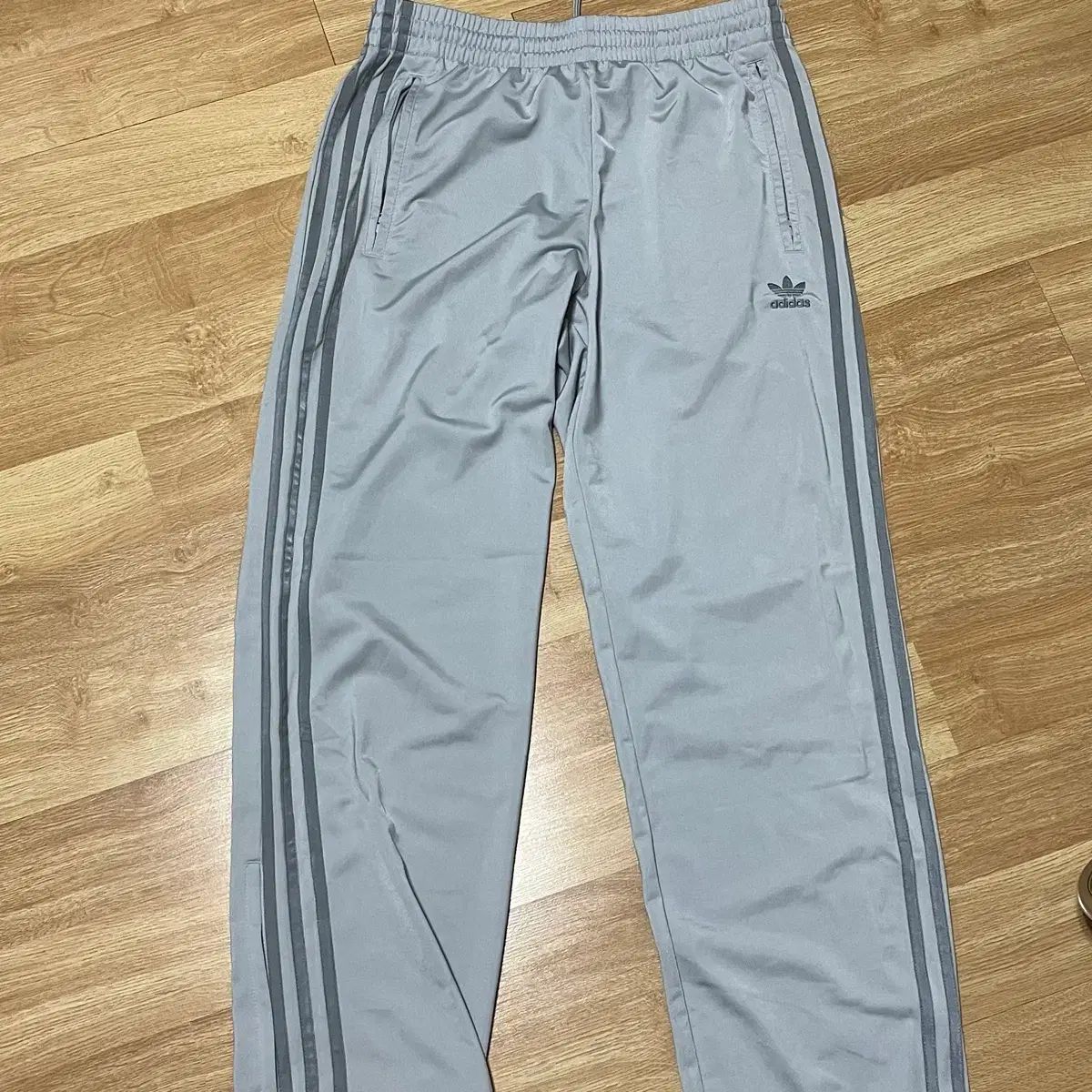 アディダス グレー トラックパンツ